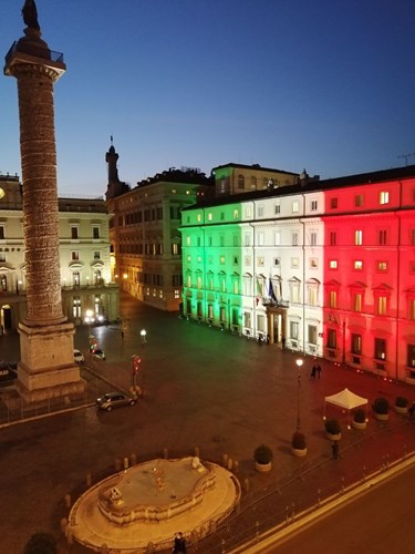 Foto Palazzo Chigi illuminato con il Tricolore